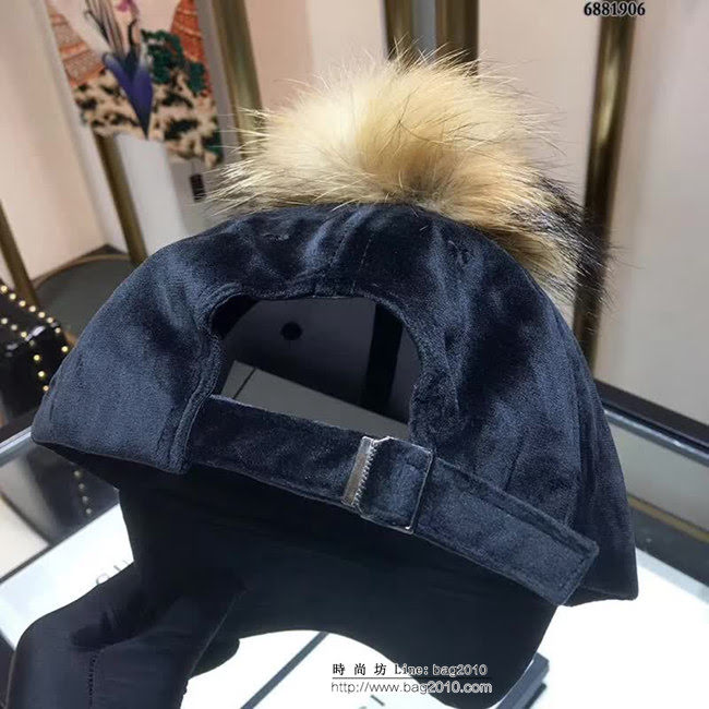 DIOR迪奧 火爆新款 羊絨搭配毛球鴨舌帽 6881906 LLWJ5656